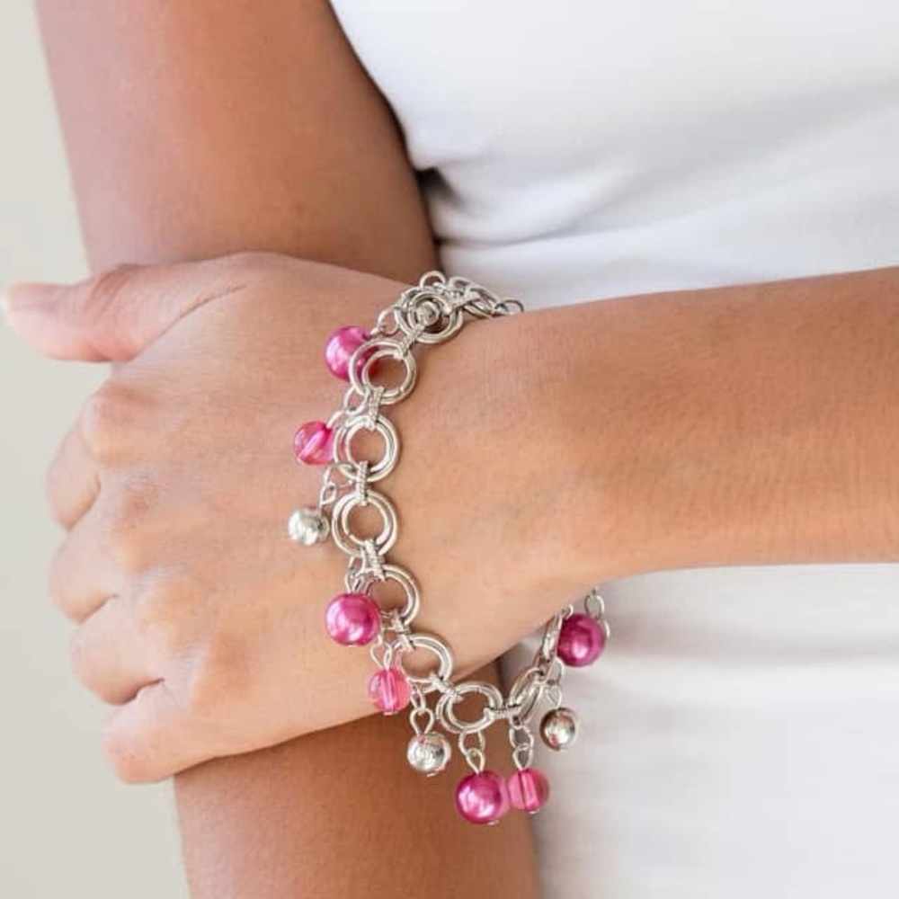 🩷Pink and silver beads on silver loop chain bracelet